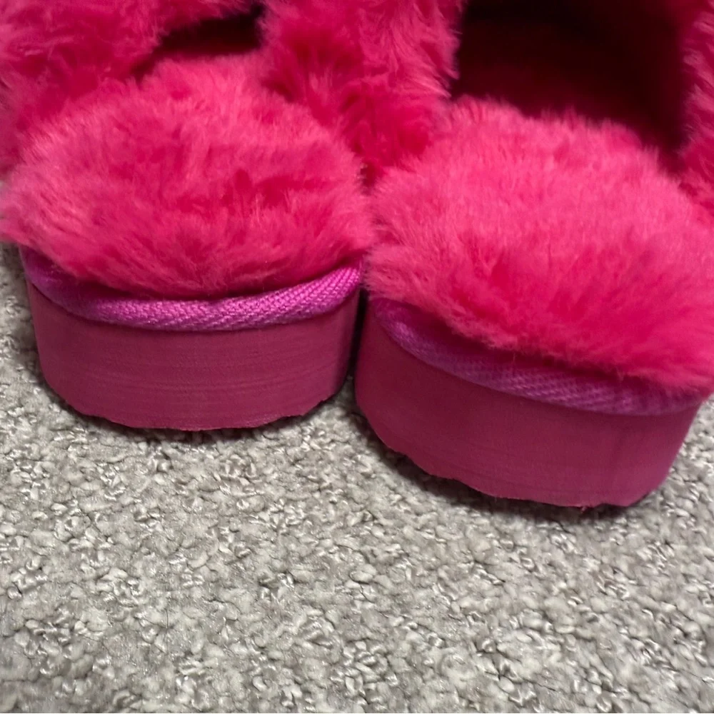Brand New/Never Worn-Kids Cozy Pink Slippers-Size 2-3